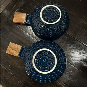 Cobalt berry colander